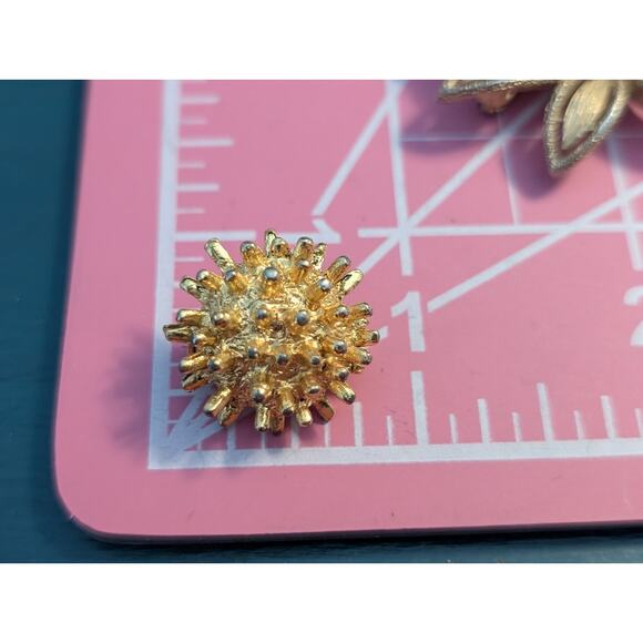 Lot of Three Vintage Gold Tone Brooches - Picture 4 of 5